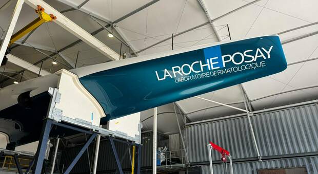  America's Cup 2027, dentro gli hangar di Bagnoli. Il primo AC75 nella base dei francesi: «Qui simulatori e ragù» 