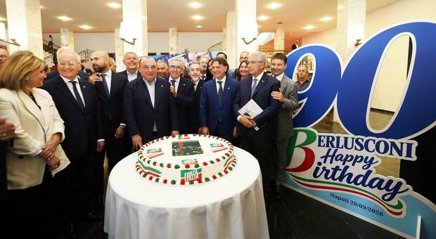  Festa pop, torta e amarcord: «Berlusconi leader per sempre» 