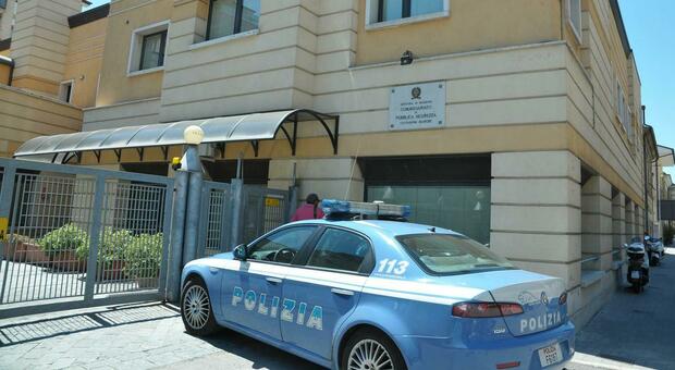 Insegue la madre e picchia gli agenti: infermiere in manette per resistenza Insegue la madre e picchia gli agenti: infermiere in manette per resistenza
