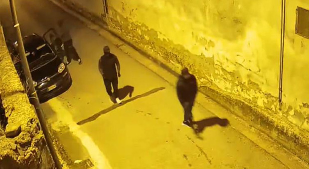  Rapina in casa a Casapesenna, coppia sequestrata: picchiati ed aggrediti da una banda 