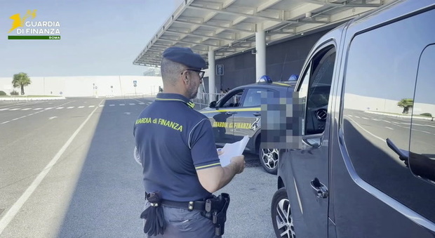 Taxi e NCC abusivi a Civitavecchia, controlli tra porto e stazione: sequestrati 3 veicoli