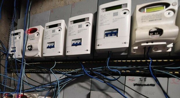  Furto di corrente elettrica per 181mila euro: denunciato titolare di un bar a Qualiano 