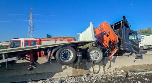 Incidente sull'A14, il camion finisce sullo spartitraffico: auto sbalzata sull'altra carreggiata. Caos e rallentamenti