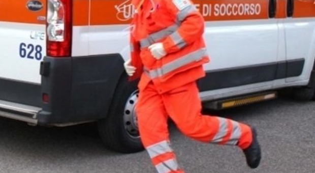Coltello conficcato nel petto: trasportato d'urgenza in ospedale, indaga la polizia