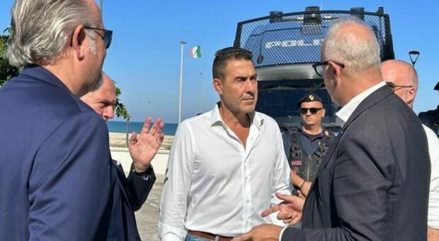 Lido Tre Archi, il blitz di Vannacci: «Queste situazioni sono intollerabili» Lido Tre Archi, il blitz di Vannacci: «Queste situazioni sono intollerabili»