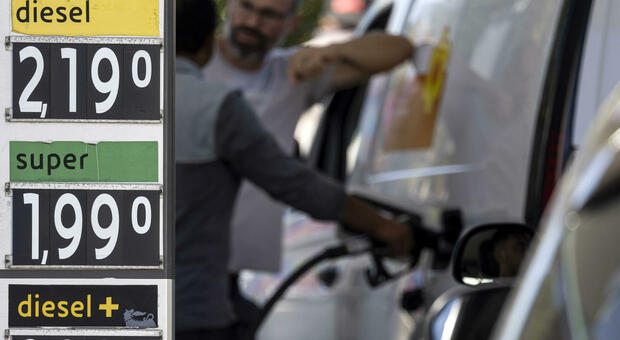 Carburanti, prezzi in calo (anche in autostrada): benzina sotto i 2,1 euro e gasolio sotto i 2,3