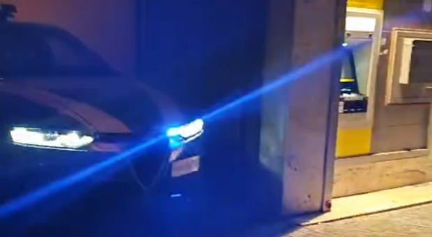 Pompei, spara al titolare di un'agenzia scommesse durante una rapina: dopo le ricerche si presenta alla polizia 