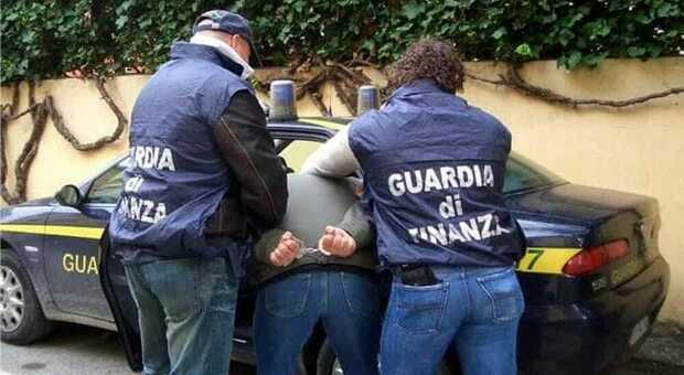 Giugliano, furto e fuga dalla Finanza: inseguimento fino alla 219 di Melito, tre arresti 