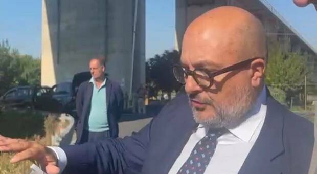  Sarno, blitz di Sangiuliano al fiume: prelevata acqua inquinata da consegnare al presidente Fico 