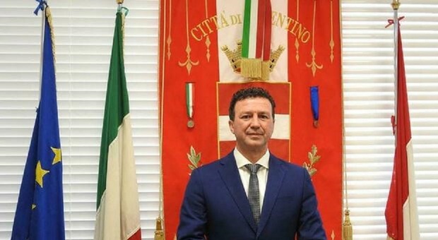 Va dal sindaco e chiede una casa. Lui le d&agrave; venti euro, lei strappa la banconota. &laquo;Voglio un alloggio, non soldi&raquo;