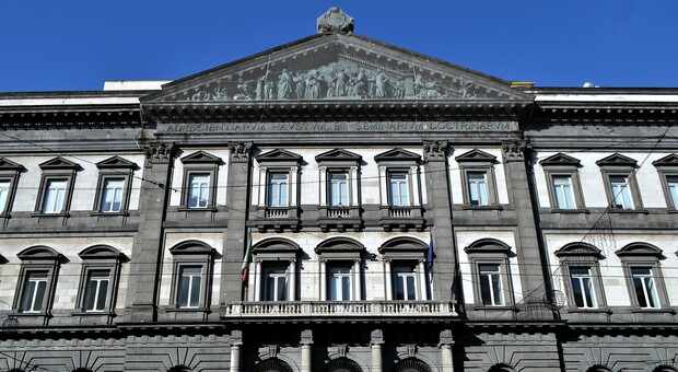 Studenti a Napoli contro il caro affitti, tornano le tende alla Federico II