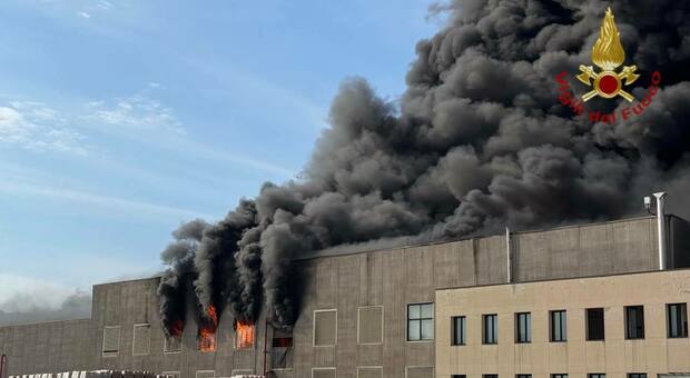 Incendio divora un capannone, colonna di fumo visibile a chilometri