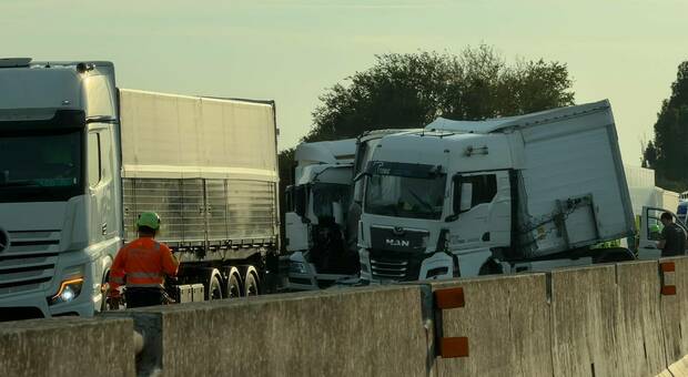 Schianto tra tre mezzi pesanti in A4 tra Noventa e Cessalto: traffico bloccato, chiuso lo svincolo verso Trieste