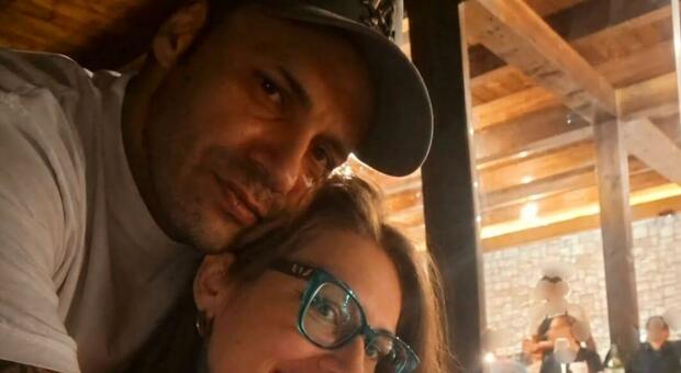  Muore al nono mese di gravidanza con il bimbo, il dolore del compagno: «Lotterò per avere giustizia» 