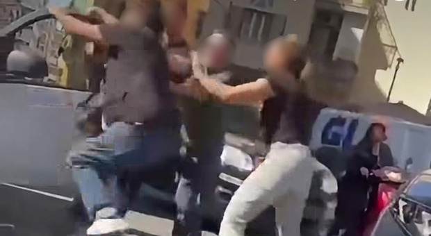  Napoli, parcheggia nel posto riservato ai taxi: scoppia violenta lite in strada 