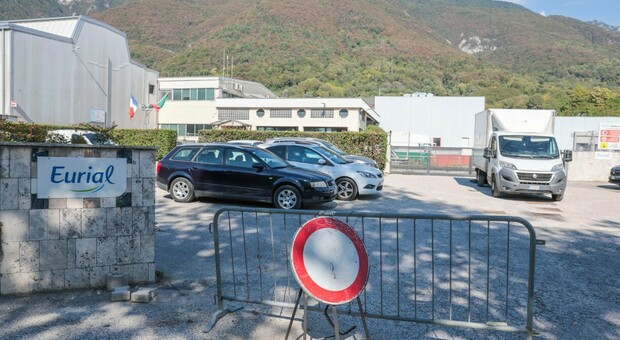 Gli esplode in faccia un tubo del vapore mentre lavora al Caseificio: morto l'operaio di 27 anni