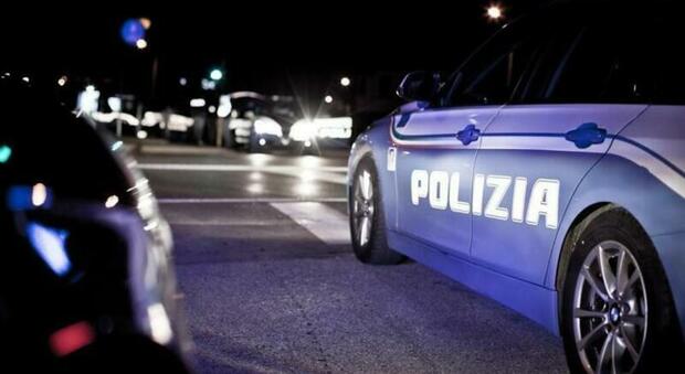  Spari tra la gente a Scampia, si barrica in casa e tenta di appiccare il fuoco: bloccato per Tso 