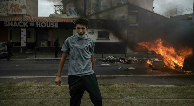 Francia, la rivolta degli studenti: scontri e violenze, chiusi i licei. Un preside cosparso di benzina