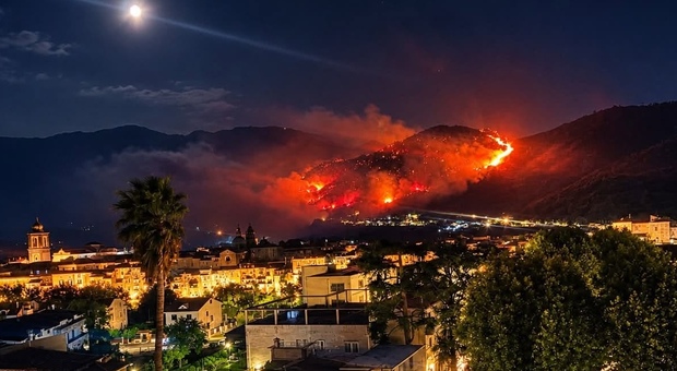 Incendio nella notte a Sant&rsquo;Agata de&rsquo; Goti: case minacciate dalle fiamme e Provinciale chiusa