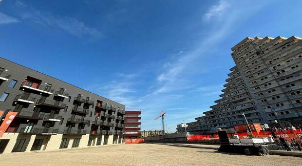  Scampia, presentati i nuovi alloggi. Manfredi: «Entro gennaio consegnati i primi appartamenti» 