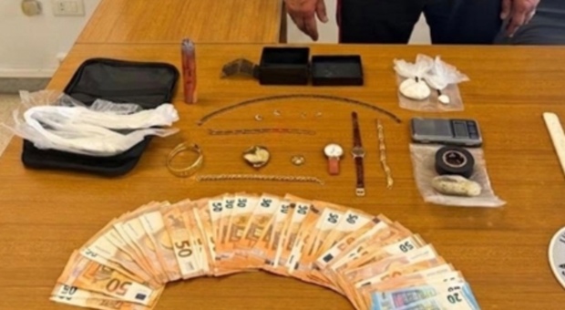 Maxi furto in abitazione, via con i gioielli per 160mila euro: i carabinieri scoprono la refurtiva, due arresti