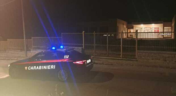 Tentato furto di un camion nel Salento: banditi in fuga sparano quattro colpi in aria nel cortile di una scuola