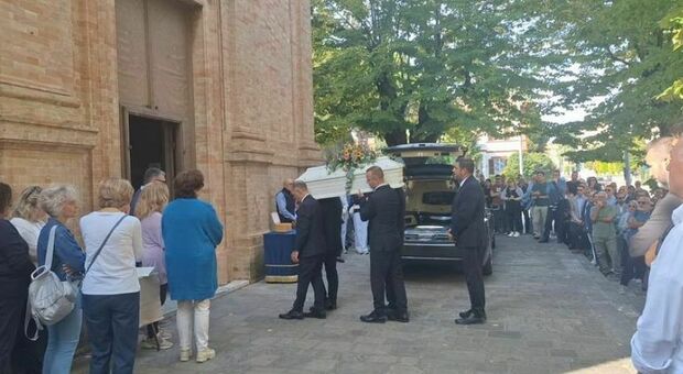 Peluche e fiori bianchi a Jesi per la piccola Camilla. &laquo;Ora brilli in cielo, la stella pi&ugrave; bella&raquo;