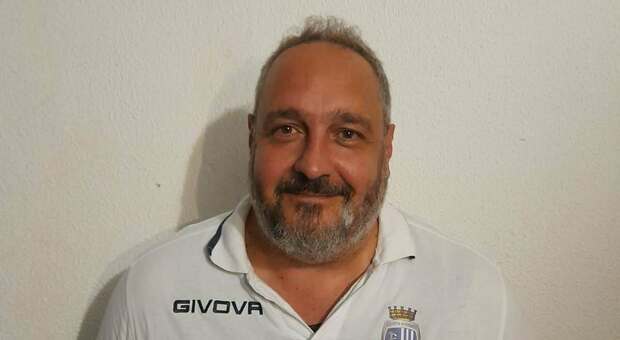 Morto Antonio Perrone, allenatore di 47 anni: dolore in Salento, lutto cittadino e rinvio del consiglio comunale