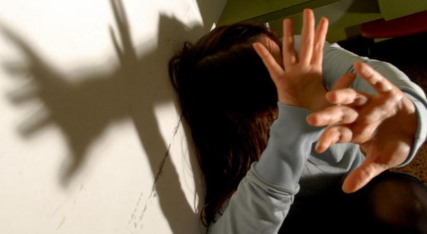 Si spaccia per ?guaritore?, poi la violenta e la minaccia