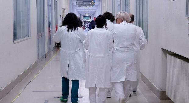 Puglia, medici in fuga dagli ospedali: 308 dimissioni nel 2025 per stress o offerte migliori