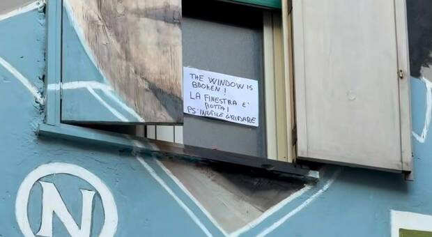  «La finestra è rotta, inutile gridare», problema al Murale di Maradona ai Quartieri Spagnoli: non si vede il volto 