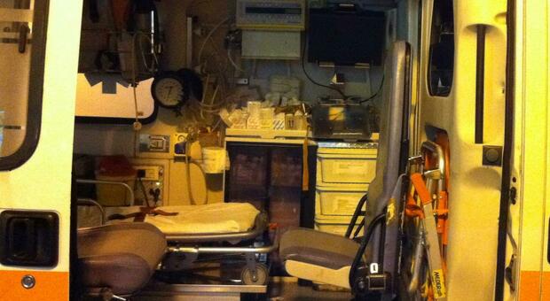 Lecce, tragico incidente nella notte: scontro tra auto e camion dei rifiuti, 41enne muore insieme al suo cane