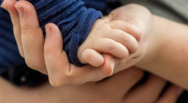 Bambino muore a 1 anno e mezzo, mamma e pap&agrave; lo trovano esanime nel lettino. Inutili i tentativi di rianimarlo, disposta l'autopsia