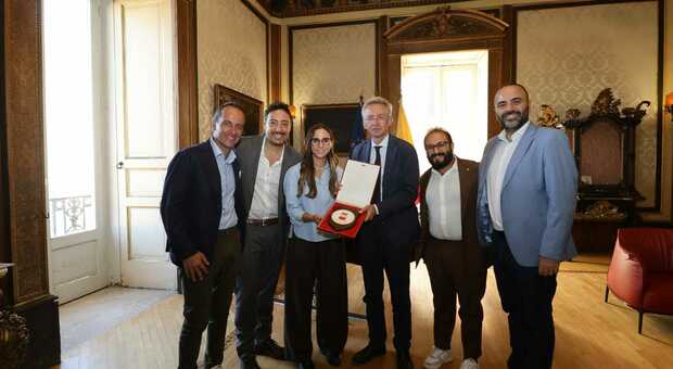  Napoli, il sindaco Gaetano Manfredi incontra i The Jackal: la consegna della targa 