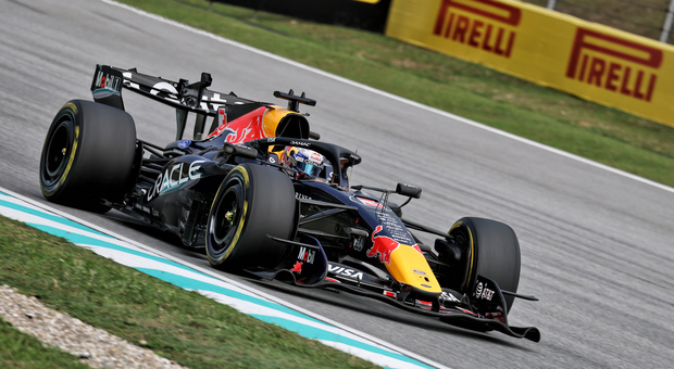 GP Bahrain, qualifica: Verstappen fa una magia e torna in pole, grande secondo posto di Hamilton