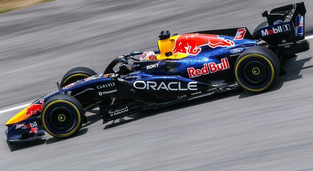 Max Vestappen con la Red Bull impegnato sul circuito di Sepang in Malesia