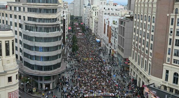 Spagna in piazza dopo lo stop al decreto casa. &laquo;Sciopero generale&raquo;. Sanchez alle corde