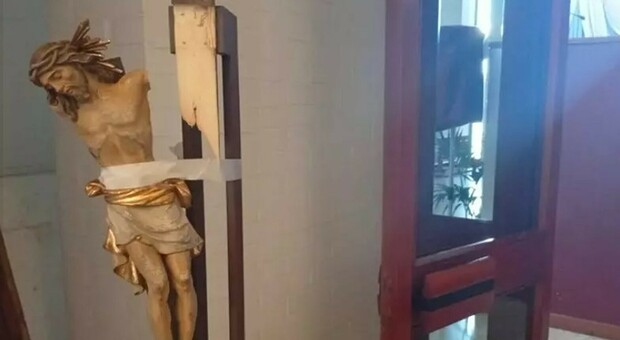 Sputa sul crocifisso e lo getta a terra. L'incursione in chiesa durante la messa