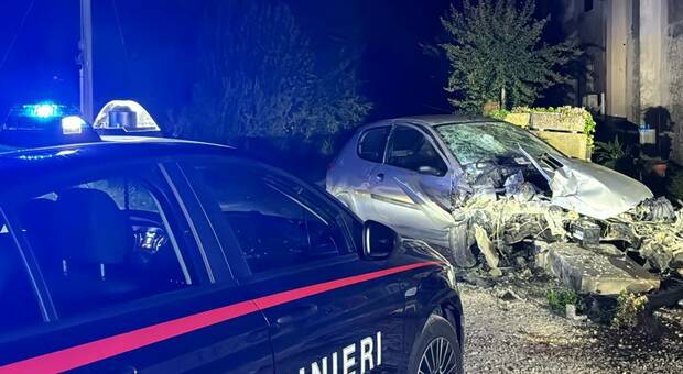 Sbandano con l'auto e si schiantano sul cancello di una villetta: gravi due giovani
