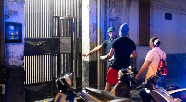 Blitz alle Case Nuove dopo l'agguato al ras, calci e gomitate contro gli agenti: preso spacciatore appena scarcerato