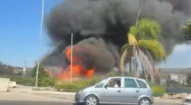 Napoli, incendio in via Montagna Spaccata a Pianura: fiamme vicino al distributore di benzina