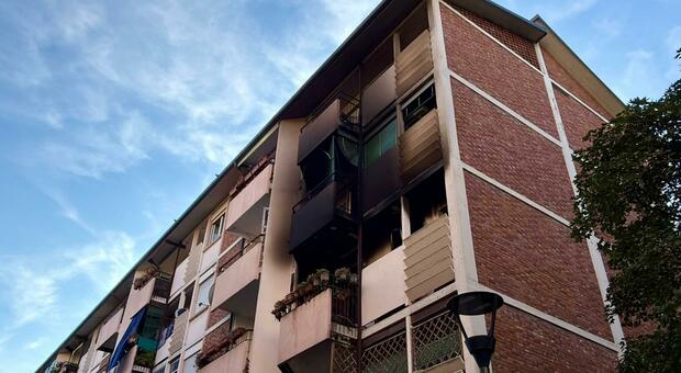 Incendio in un appartamento a Milano, morta una donna di 75 anni: evacuato il piano superiore