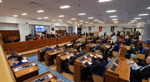  Regione, duello sul reddito: «Misura di sapore cubano», la replica: «È il vero welfare» 