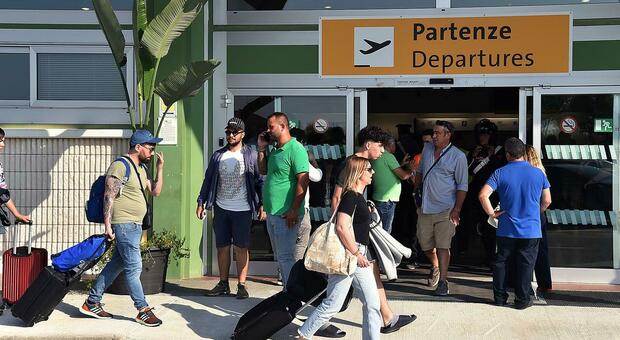  Aeroporto di Salerno, pronta la sfida delle rotte internazionali: «Un mese di prova in pista» 