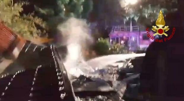 Fuga di gas a Pieve Torina, esplode una casa mobile su ruote: uomo di 35 anni ustionato portato in ospedale a Macerata