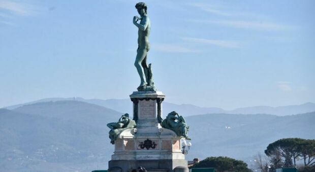 Firenze, bombola di gas sotto la copia del David a piazzale Michelangelo: «E' inoffensiva». Turisti evacuati, strada chiusa