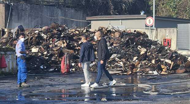  Napoli, incendio all'isola ecologica di Pianura: aria irrespirabile e scuole chiuse 