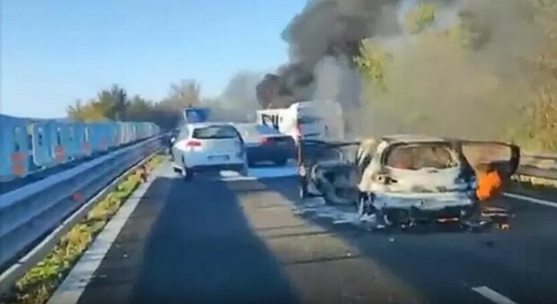Foggia, assalto a un portavalori sulla A14: auto incendiate e chiodi sull'asfalto. &laquo;Colpi d'arma da fuoco per coprire la fuga&raquo;