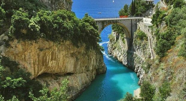  Furore, si tuffa dal ponte del fiordo: turista in gravi condizioni, trasportato al Ruggi in eliambulanza 