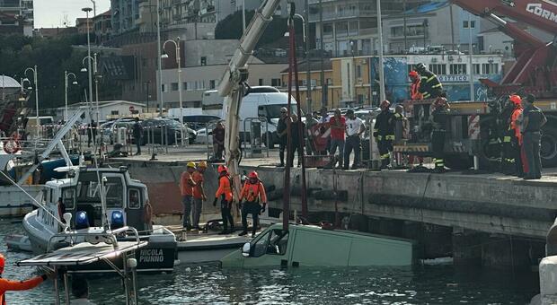  Tragico incidente al porto: venditore ambulante di Napoli cade con il furgone in mare e muore annegato 